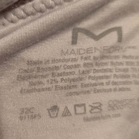 Pretty white lace bra. Padded and underwires. Good shape. 32C - Picture 5 of 5